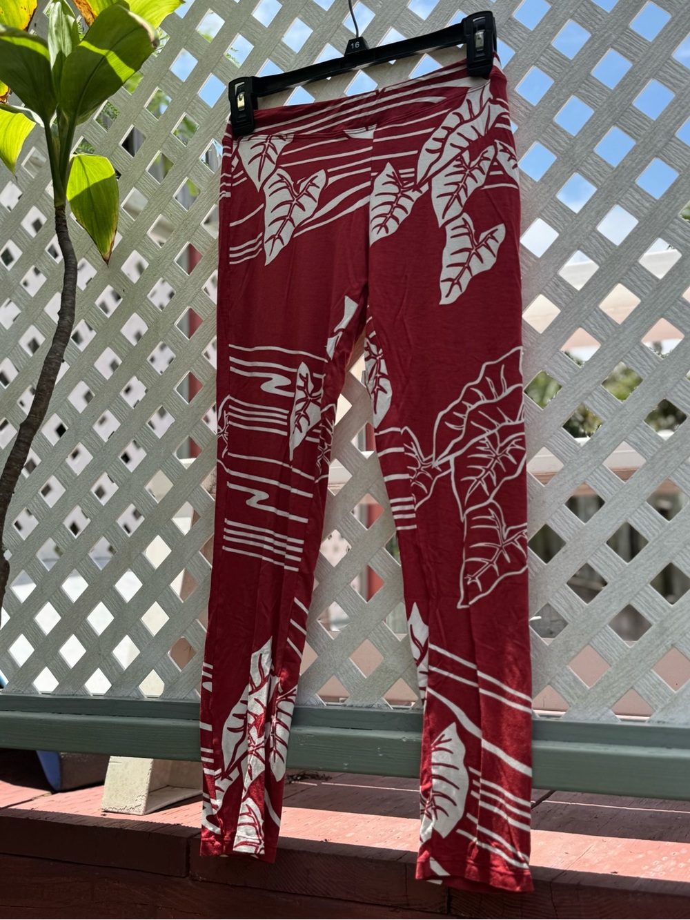 Wahine Toa  red kalo Leaf-Print Stretch Legging